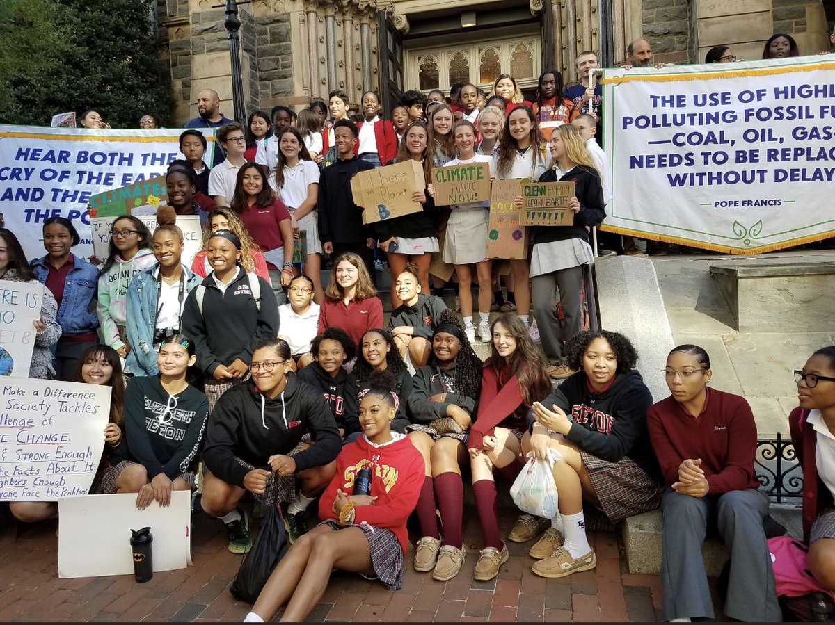 TheMominatrixx's tweet photo. @revrrlewis False prophets like Robert Jeffress care more about preserving their worldly wealth + privilege than preserving God’s creation

#FaithForFuture Catholic, Christian, Jewish, Muslim, Buddhist, Hindu, Sikh + interfaith groups marched in global #ClimateStrike 🌎 as a MORAL IMPERATIVE https://t.co/gIbTYxt2Cp