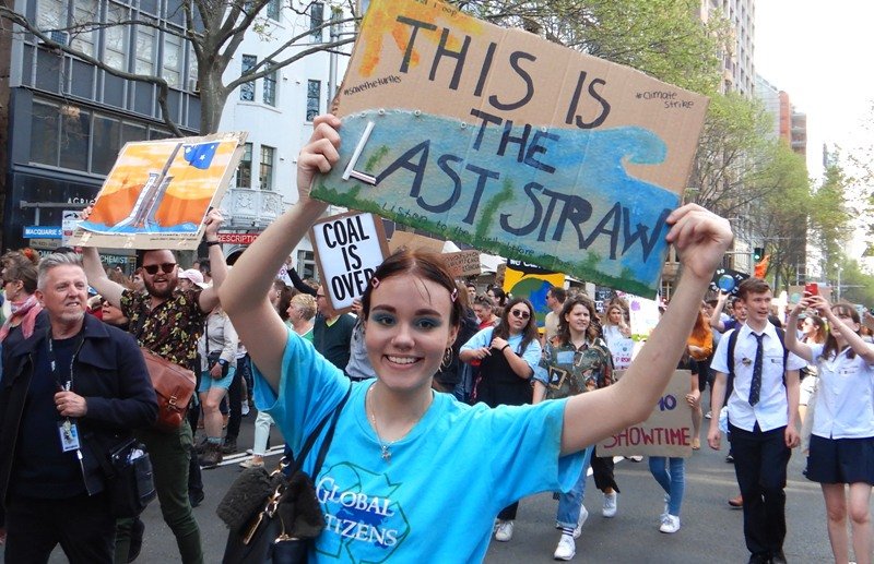 FierceDinosaur's tweet photo. @autocraticman OK, sorry.
I was there, I did my bit picking up anything plastic I saw and binning it.
Here's a photo of a young person worried about plastics:
#auspol
#KidsClimateStrike
#ClimateEmergency https://t.co/JeWPJsbnmz