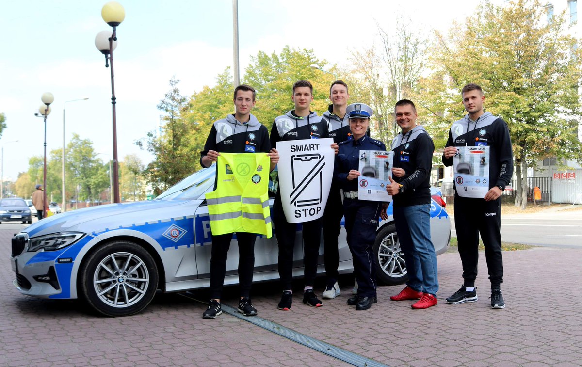 _CzarniRadom_'s tweet photo. Drużyna #CerradEneaCzarniRadom wspiera akcję 📵 #SmartStop👏📣 Wkrótce więcej na naszej oficjalnej stronie klubu ✅
📸fot. Adam Kurasiewicz #TeamCzarni #GoCzarniRadom #Wojskowi https://t.co/uMuLiriRUl