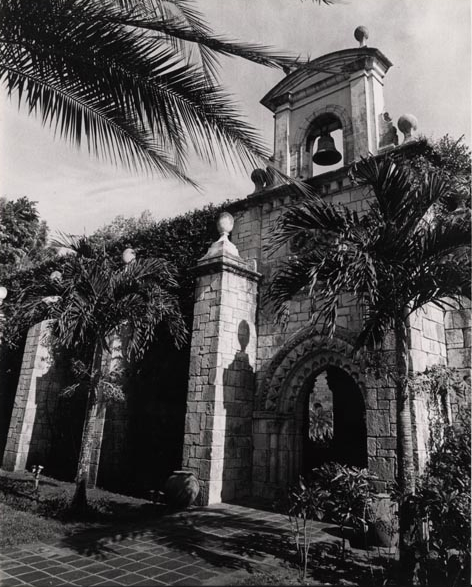 MuseumofMiami's tweet photo. The #SpanishMonastery originally stood in Sacremenia, Spain 🇪🇸 Newspaper magnate William Randolph Hearst bought the building in 1925. It was then sold to developers who reassembled it on its present location of @CityNMB in 1953. #HispanicHeritageMonth
📸| Miami News, 1973 https://t.co/s9xQJZ6ygI