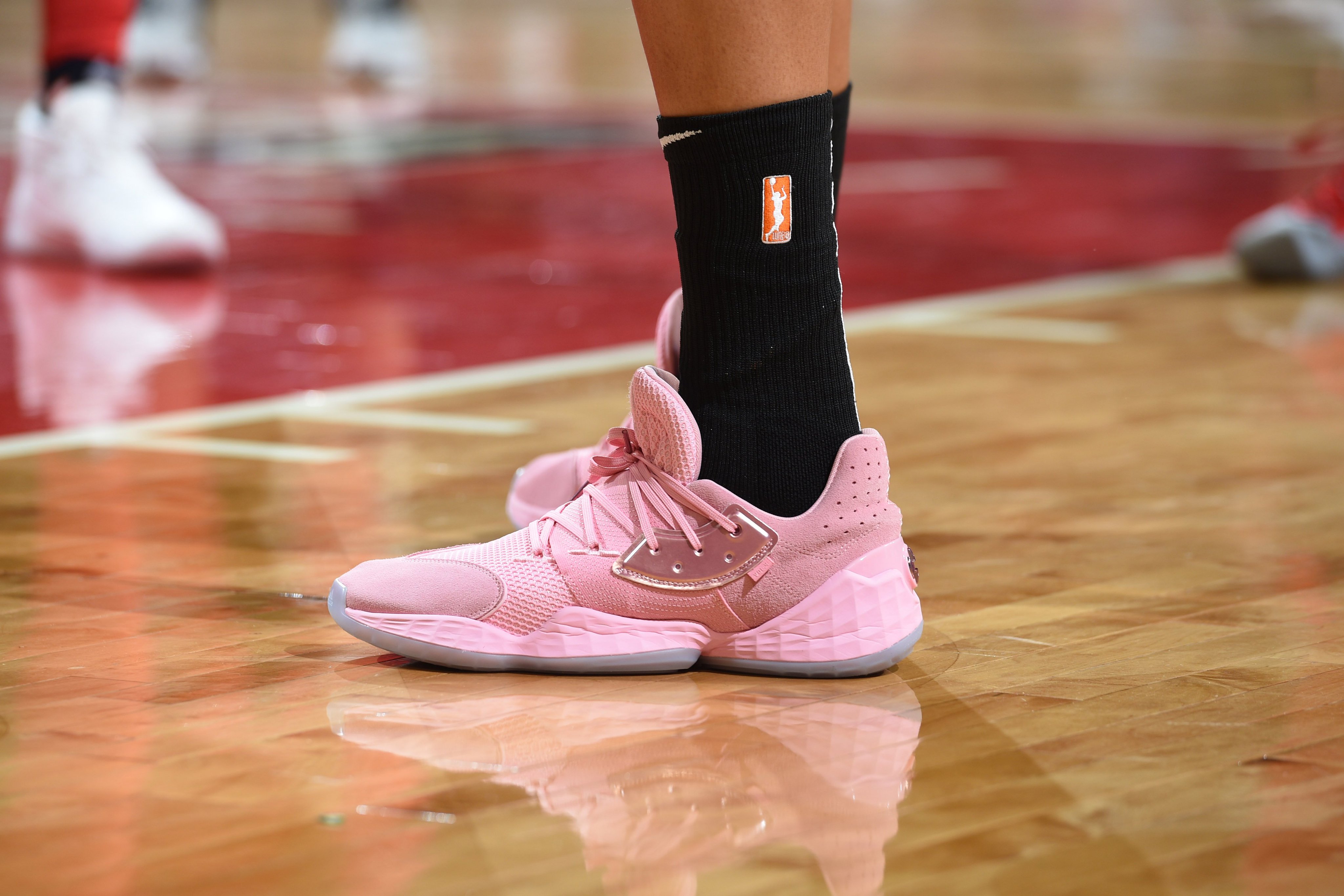 notificación amistad ligado B/R Kicks on Twitter: ".@ecambage with the Adidas Harden Vol. 4 in “Pink  Lemonade” colorway. These drop October 26. https://t.co/F4qo9BAheS" /  Twitter