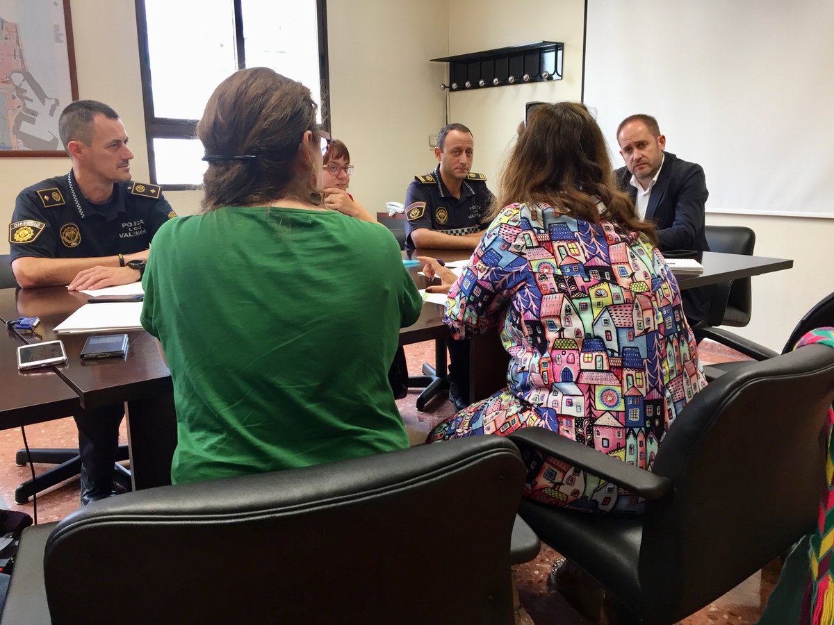 policialocalvlc's tweet photo. Delictes d'odi 📝 Els IV Premis Periodístics de Policia Local estàn dedicats enguany a reconéixer les millors aportacions periodístiques contra l'odi 🗞️📻📺 El jurat s'ha tornat a reunir @aaroncano_ destaca la importància de la consciència social per a denunciar estos delictes https://t.co/0ImfOqWut5