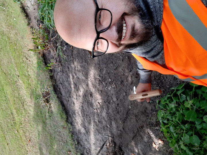 Deel 2 van de #meewerkweek. Schoffelen @ergon_040 #hetlevenvaneenwerkmakelaar aub niet tegen mij vrouw vertellen dat ik wel tuin werkzaamheden kan verrichten....😅