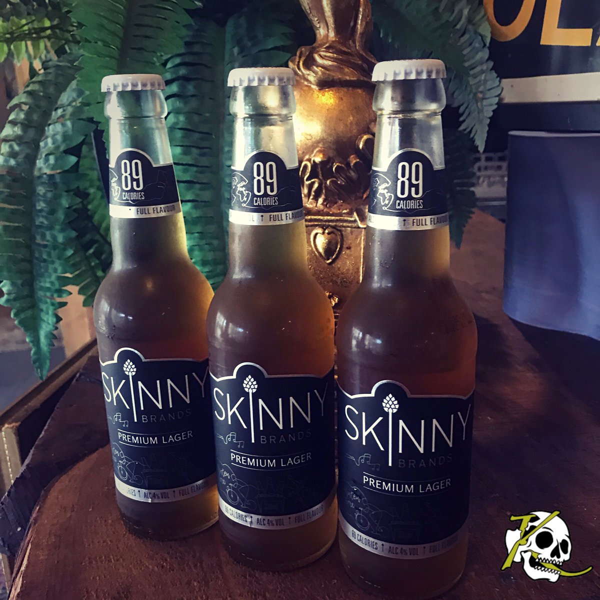 kitschcoffee's tweet photo. Skinny is back in black😎

Certified Gluten-free, ONLY 89 calories💪

Come in and refresh yourself with a Delicious Skinny Lager😍 https://t.co/qRJqqdbbAb