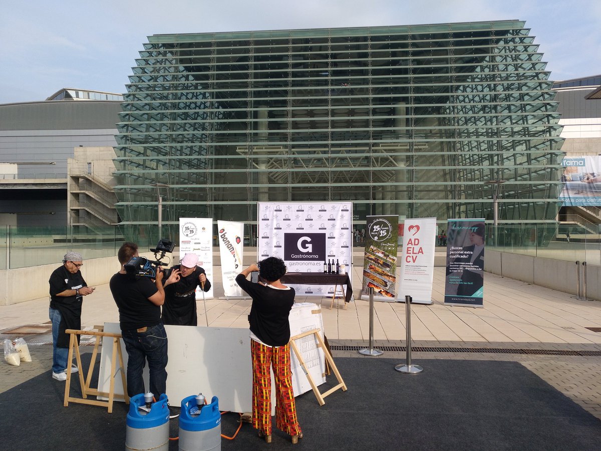 hireme_app's tweet photo. Hiremeapp ha colaborado con #PacoBrocal y su equipo en el #reto15x15 15 paellas en 15 sitios distintos durante la celebración del #WorldPaellaDay y con fines benéficos. Reto conseguido! Enhorabuena a Paco y todo el equipo! https://t.co/tT93myudJP