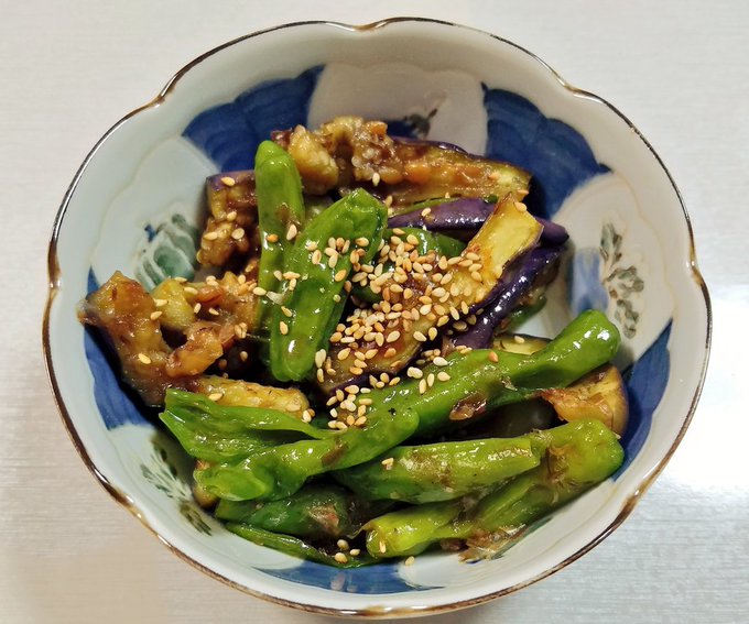 茄子とししとうのおかか和え。
自家栽培でししとうが無駄に穫れるのでいつも和風パスタとかで食べてたけどベーシックに立ち返って。茄子も穫れたやつだからコストはゴマとおかかと調味料だけか 