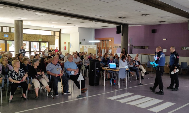 MADRID's tweet photo. Los mayores aprenden los beneficios de los medios de transporte sostenibles. #CaminaConMadrid #MobilityWeek Vía: @JMDCiudadLineal https://t.co/SnuDbkOGu7 https://t.co/1jAZ9zxSqb