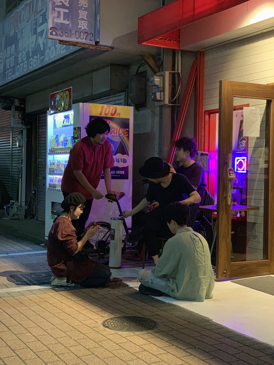 PAPERPEOPLE_Jpn's tweet photo. BURGERS AND MUSIC TONIGHT @LouieLouiemusic https://t.co/oGyRXsWOD6
