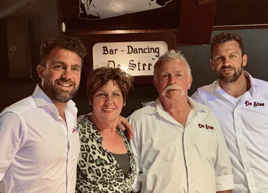 Bar de Stee in Oldebroek wil nog een weekend knallen OLDEBROEK Onder het mom 'De Stee tabee' is het komend weekend nog twee avonden knallen tijdens het afscheidsweekend van Bar de Stee. De Stee neemt in stijl afscheid, voordat de... twib.in/l/nXK74n44dX95