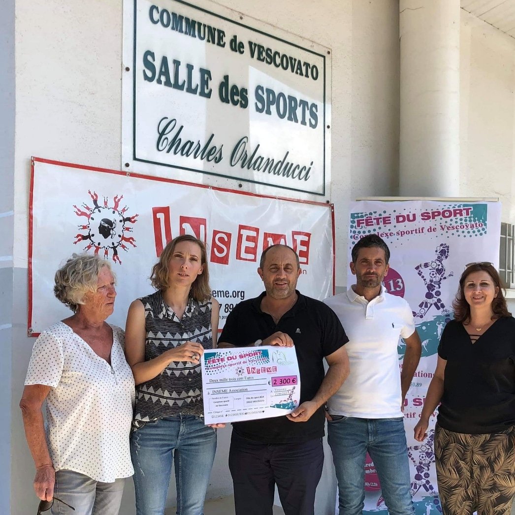 assoINSEME's tweet photo. Un immense merci à la mairie de @Vescovato20215 qui a remis à l'association un chèque de 2 300 €!  ❤️👏 Ce montant a été récolté grâce à la buvette de la fête du sport de Vescovato au profit d'INSEME! 
🙏Nous remercions également les organisateurs et les bénévoles. https://t.co/THRVLXQHCh