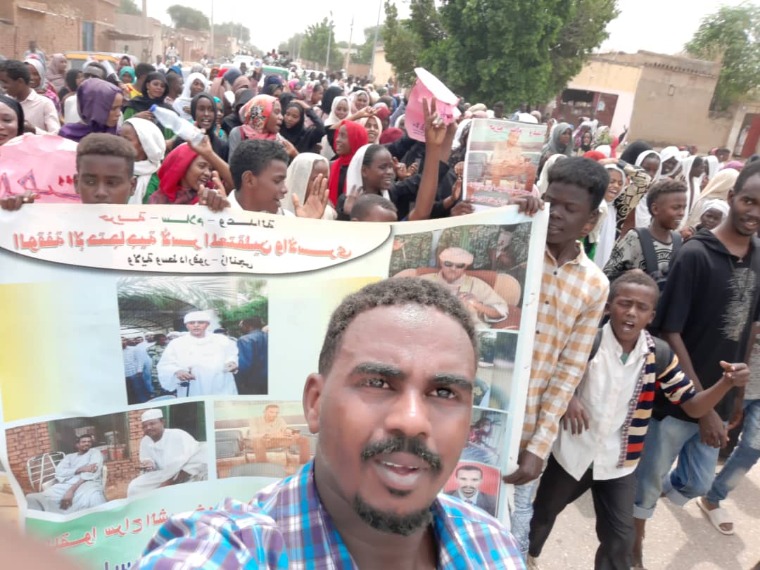 NegimyN's tweet photo. ولاية وسط دارفور زالنجي الان 23 سبتمبر تخرج بالآلاف لرفض محاكمة أسرى ومعتقلي مجلس الصحوة الثوري. 
#لم تسقط بعد # https://t.co/TD8dXtm1CB