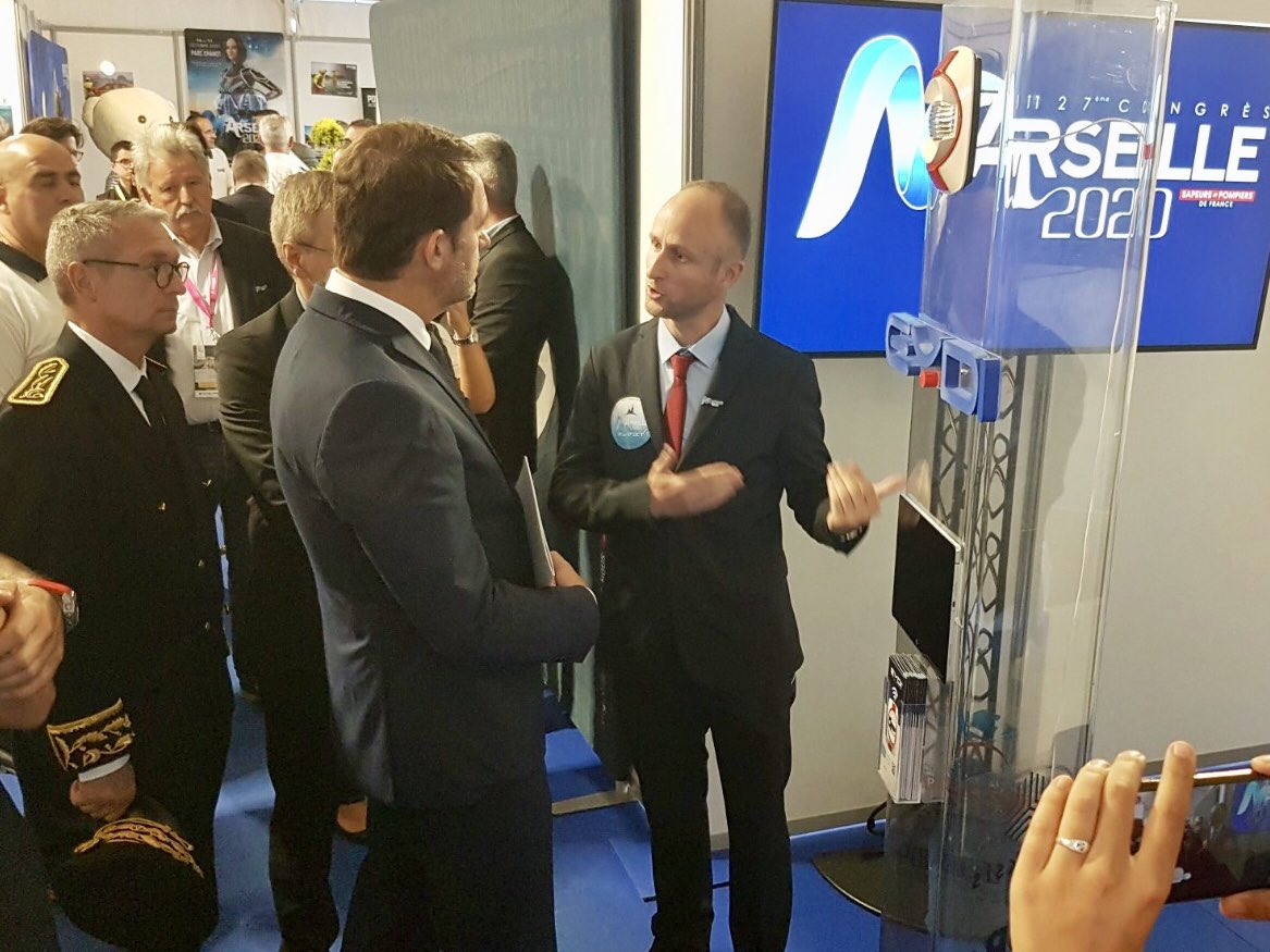 EydiTechnology's tweet photo. Échange entre Alexandre Defromont @Pompiers_13 et @CCastaner sur les dispositifs d’alerte de secours #EYDI à l’occasion du @congresSP2019 

« La solution du futur pour diriger les secours sans perdre une minute » https://t.co/7eI1wmO1PH