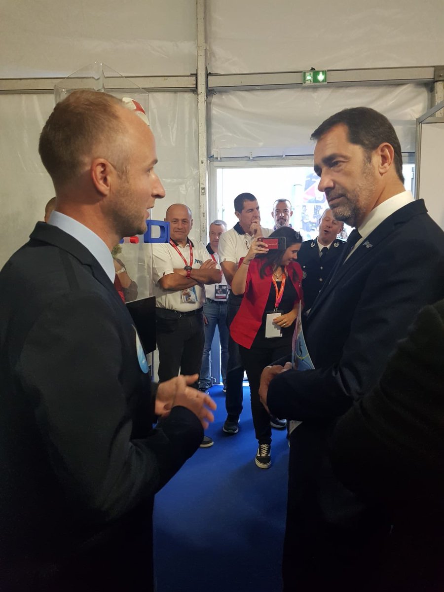 EydiTechnology's tweet photo. Échange entre Alexandre Defromont @Pompiers_13 et @CCastaner sur les dispositifs d’alerte de secours #EYDI à l’occasion du @congresSP2019 

« La solution du futur pour diriger les secours sans perdre une minute » https://t.co/7eI1wmO1PH