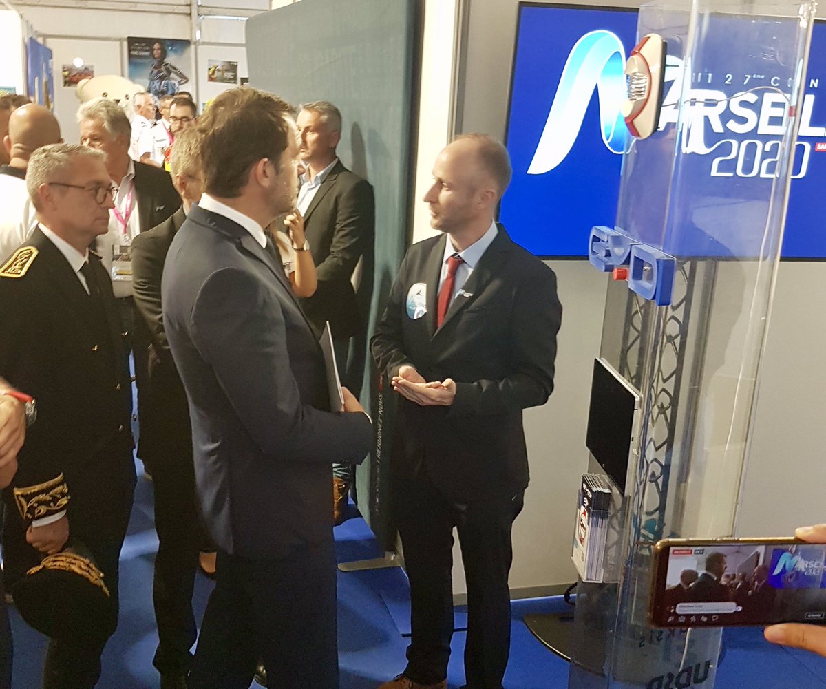 EydiTechnology's tweet photo. Échange entre Alexandre Defromont @Pompiers_13 et @CCastaner sur les dispositifs d’alerte de secours #EYDI à l’occasion du @congresSP2019 

« La solution du futur pour diriger les secours sans perdre une minute » https://t.co/7eI1wmO1PH