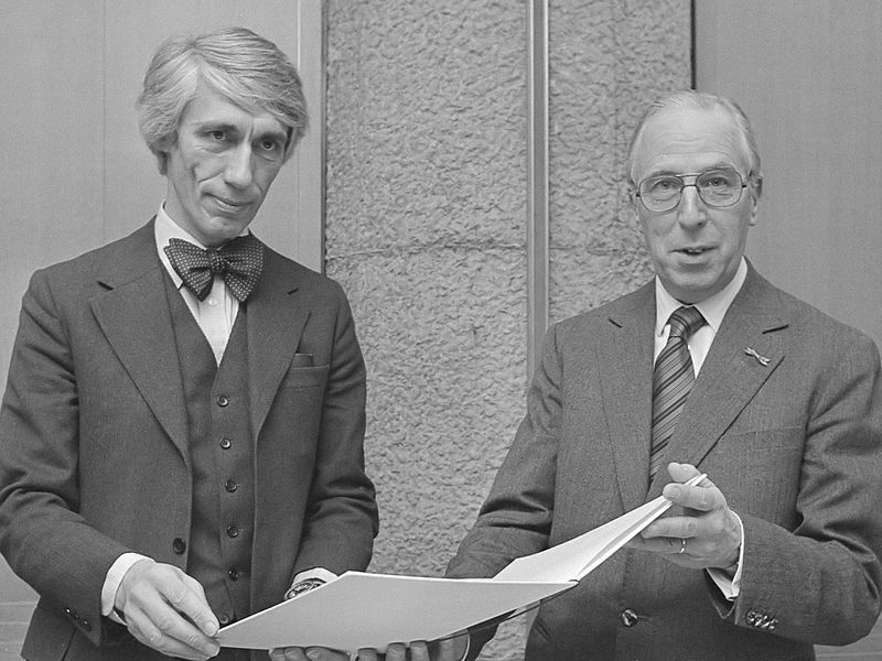 gazette_drouot's tweet image. Décès de #WimCrouwel figure emblématique du Dutch Design

Le graphiste &amp;amp; typographe hollandais, fondateur de l'agence @TotalDesign1963 est mort le 19 septembre. Auteur de l'identité visuelle du @Stedelijk Museum, des entreprises IBM et Olivetti, et de l'expérimental New Alphabet.