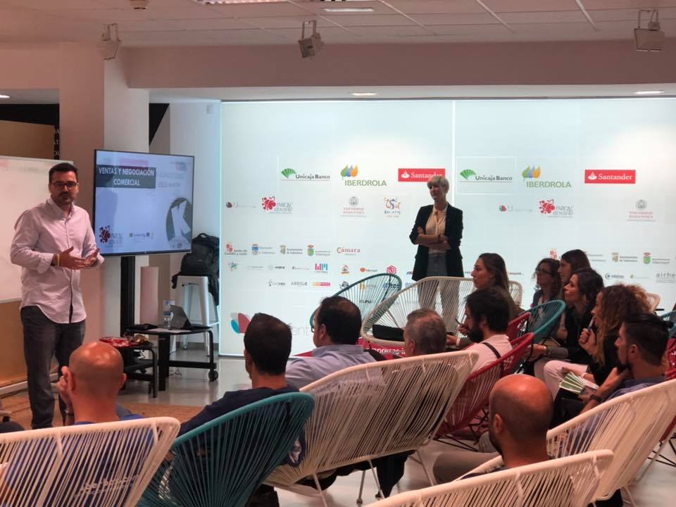 uniplusi's tweet photo. ¡Comienza el taller sobre negociación comercial de la mano de @conkistadoresK 

#Uniplusi https://t.co/vO30oEBB9C