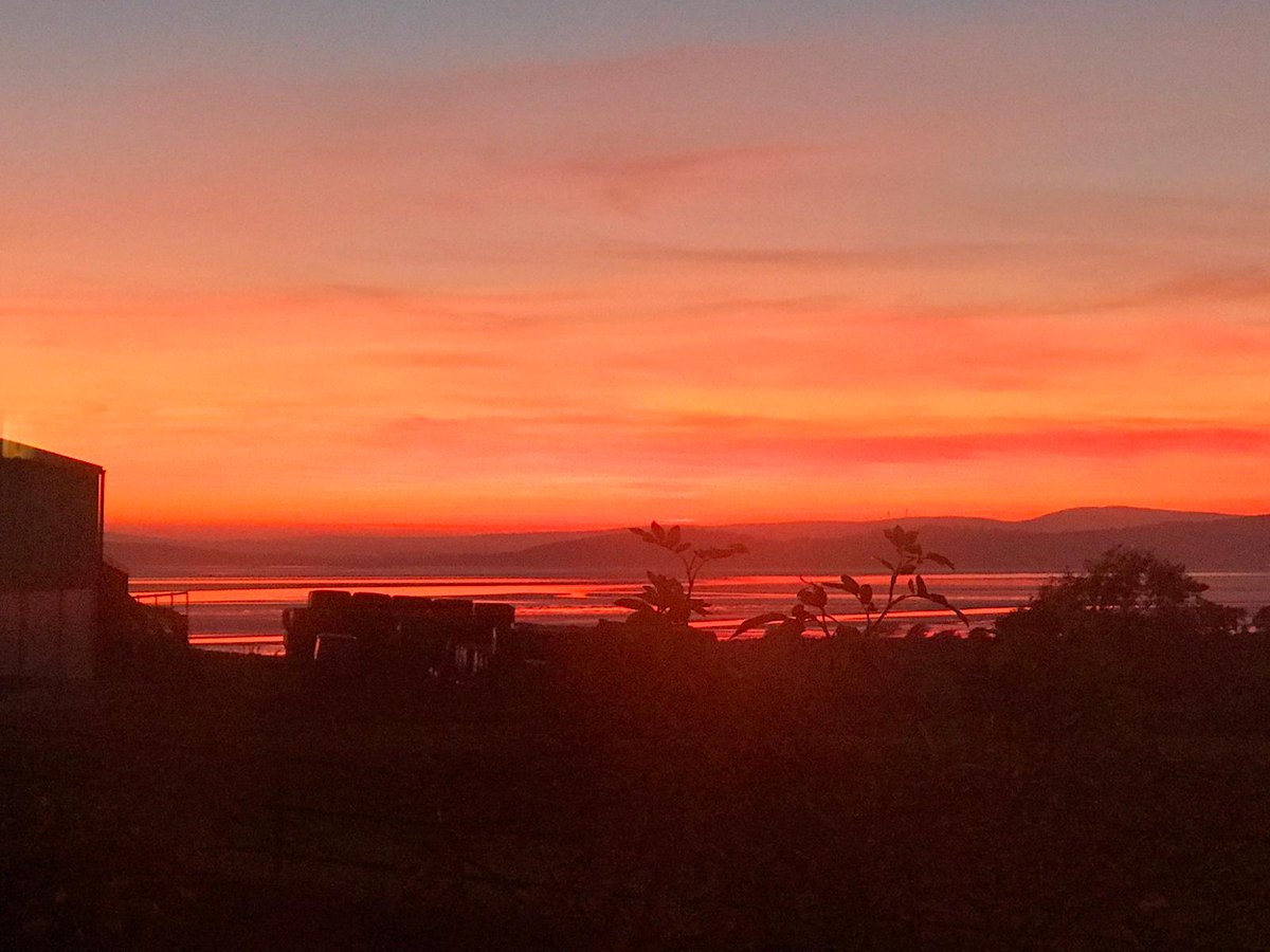 wolfhousecotts's tweet photo. Thanks go to our latest visitor Debbie for juggling her glass of wine and camera to share an evening view across #MorecambeBay taken from our Coach House sitting room #holidaycottage #SilverdaleArnsideAONB this weekend. https://t.co/yRyo77sdly
