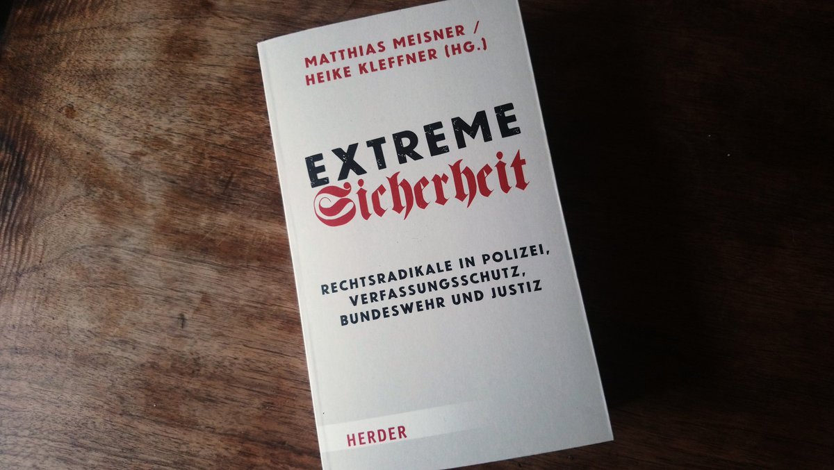 Neu erschienen: "Extreme Sicherheit. Rechtsradikale in Polizei, Verfassungsschutz, Bundeswehr und Justiz", herausgegeben v. <a href="/MatthiasMeisner/">Matthias Meisner</a> &amp; <a href="/HeikeKleffner/">Heike Kleffner</a>. Mit meinem Text: "Konsequentes Durchgreifen? Wie Justiz und Strafverfolger auf Terrorverdacht und Waffenfunde reagieren."