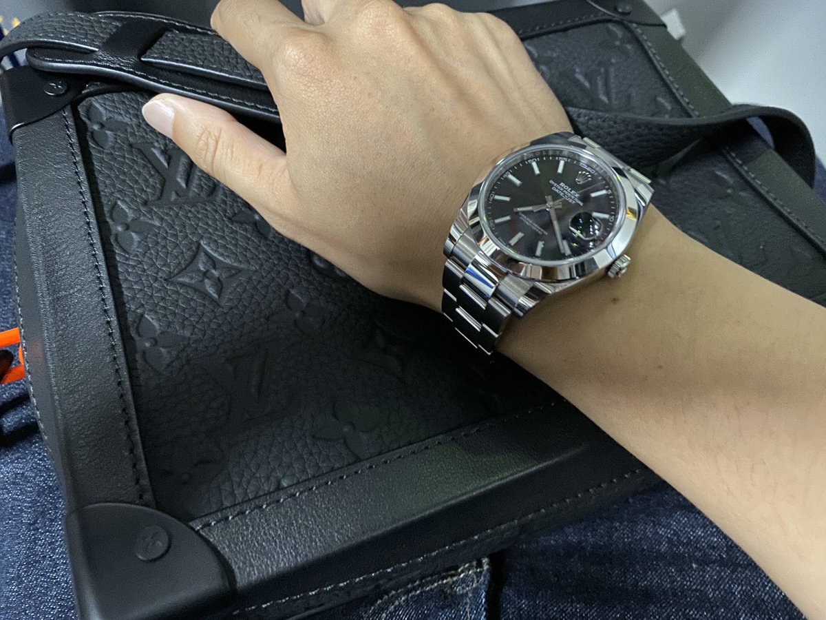 esssssuuuuu's tweet photo. お腹すいたので軽くお出かけ。
#ロレックス #デイトジャスト41 #DJ41 #ルイヴィトン #lv #luisvuitton #softtrunk #rolex https://t.co/pgI8T2IIg1