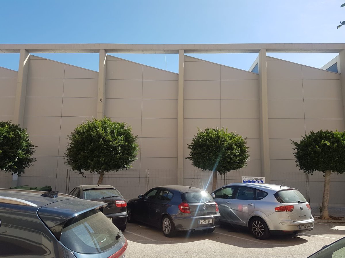 Rematando los trabajos en la rehabilitación de IES CAMPOAMOR en Alaquas con nuestras placas @FunderMax 0074 NT con sistema fijación visto con remaches. Gracias a la confianza depositada por despacho arquitectos Belmonte-Botella Arquitectos.