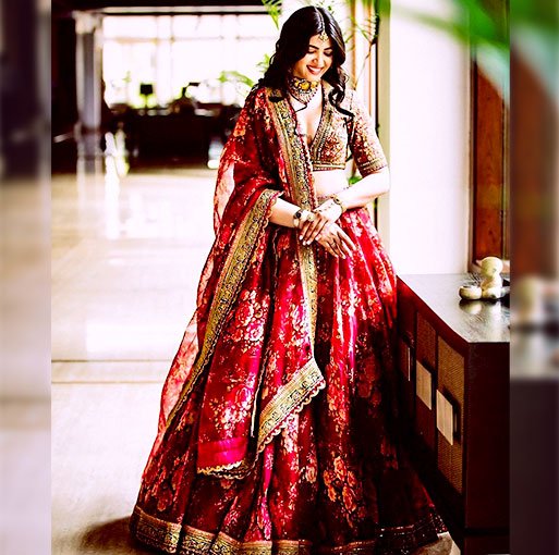 UtsavFashion's tweet image. FLOWER POWER
Daytime weddings call for something pretty and cheerful, right? There&apos;s nothing to beat a raspberry red lehenga with trending floral prints. Make a Cinderalla-like entrance to stun the mandap. Like she did!
Image Courtesy: Pinterest
.
#UtsavFashion #ModernYetRooted