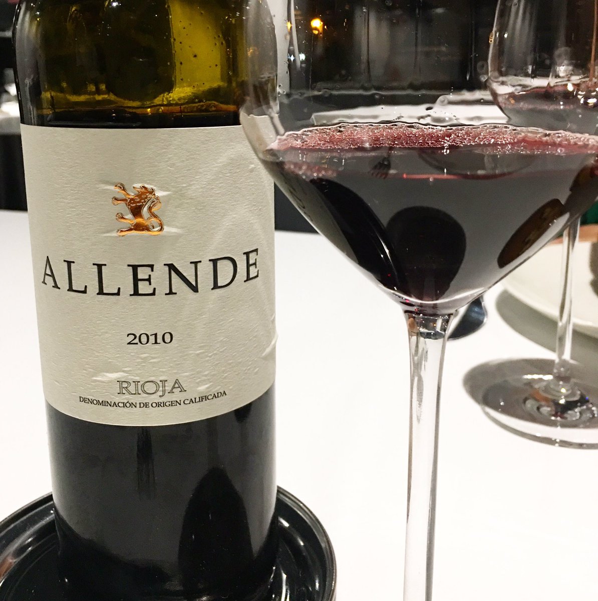 En un momento estupendo este Allende 2010 elegante y vertical en boca, ya tiene algunas notas clásicas de evolución..Muy bien en <a href="/emmagastro/">emmagastro</a> <a href="/fincaallende/">FINCA ALLENDE</a> #allende #vino #wine #rioja