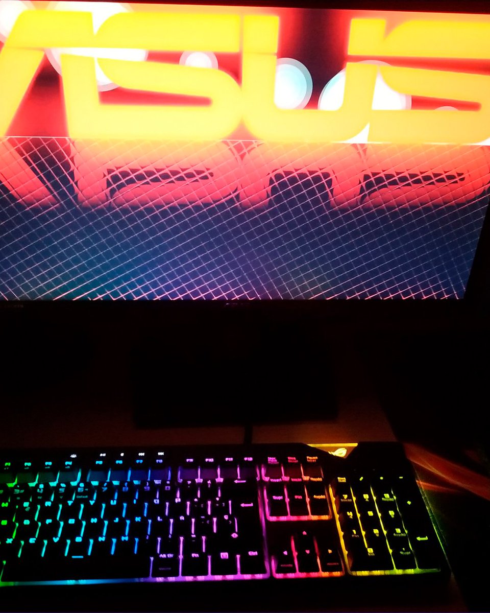 ASUSROGES's tweet photo. RT si tú también quieres un equipo como el de @ElTioBarry de la #ROGARMY 🔥 #AsusROG #Gaming https://t.co/LoQKH7S2st