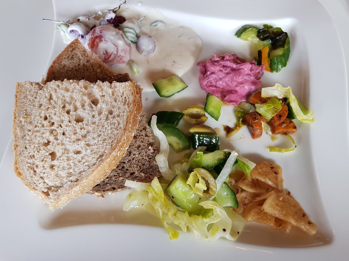 Bij een kookopleiding <a href="/groenekook/">groenekookacademie</a> hoort uiteraard een lekker en gezond eten. De herrlijke lunch is deze keer nog gemaakt door <a href="/MarionPluimes/">Marion Pluimes</a> en <a href="/PetervanBerckel/">Peter van Berckel Voeding & Fermentatie</a>. Wat een bofkont ben ik! Vanmiddag mogen we zelf aan het koken! ^sv
