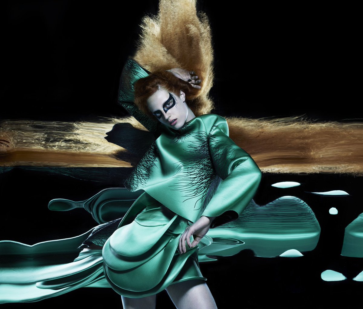 SHOWstudio's tweet photo. Throwback: Nick Knight shot models of the moment Ruth Bell, Molly Bair, Jazzelle Zanaughtti and more for @garage_magazine Issue 11. Explore the #StyleShootDraw editorial on SHOWstudio: https://t.co/oVaHZgd19A https://t.co/PU2uOXUdof