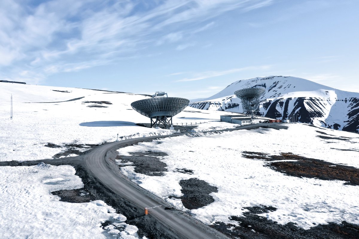 Far_Features's tweet image. Views from above Longyearbyen, Svalbard, Arctic (78ºN,16ºE): The Kjell Henriksen Observatory. Our Arctic multimedia exhibition is taking place at the ArtScience Museum of Singapore. October 5-November 4, 2019 for Eco-Business #changingcourse #arcticawakening