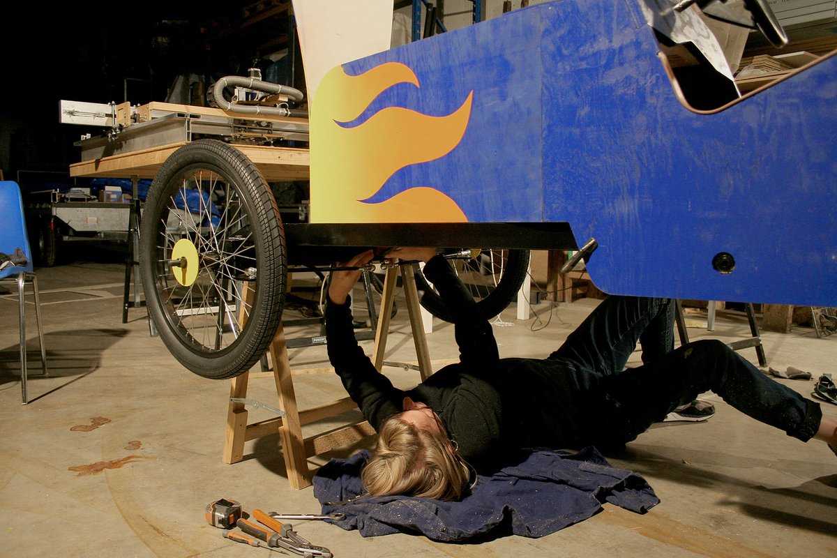 Faubourg132's tweet image. L’IME Traits d’union de Fourmies et @Faubourg132 ont formé une équipe de choc pour fabriquer une caisse à savon : un &quot;Hot Rod&quot; qui pourra dévaler les circuits les plus pentus de la région ! Avec @EcomuseAvesnois, projet soutenu par la DRAC Hauts de France @MinistereCC