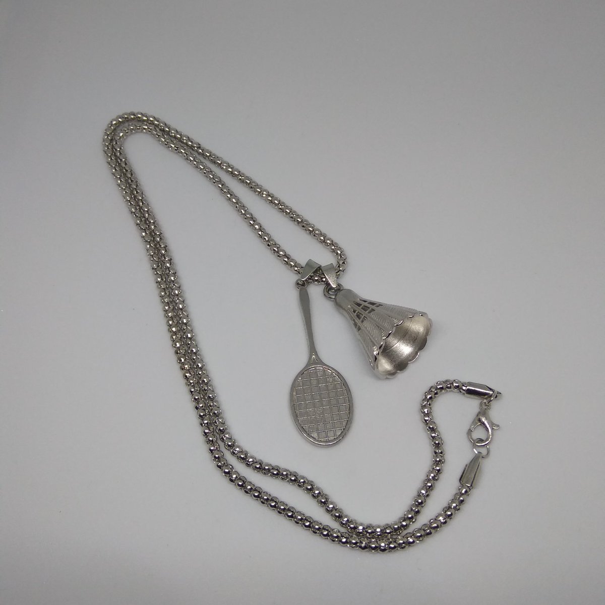 Giveaway ini disponsori oleh <a href="/liveforlifeshop/">Badminton Merchandise</a> berupa

✨1 kalung raket kok silver untuk 1 orang pemenang (gratis ongkir wilayah Indonesia)

Syarat : Follow <a href="/liveforlifeshop/">Badminton Merchandise</a> &amp; RT tweet ini (akun jangan privat)
Ditunggu sampai 29 September 2019