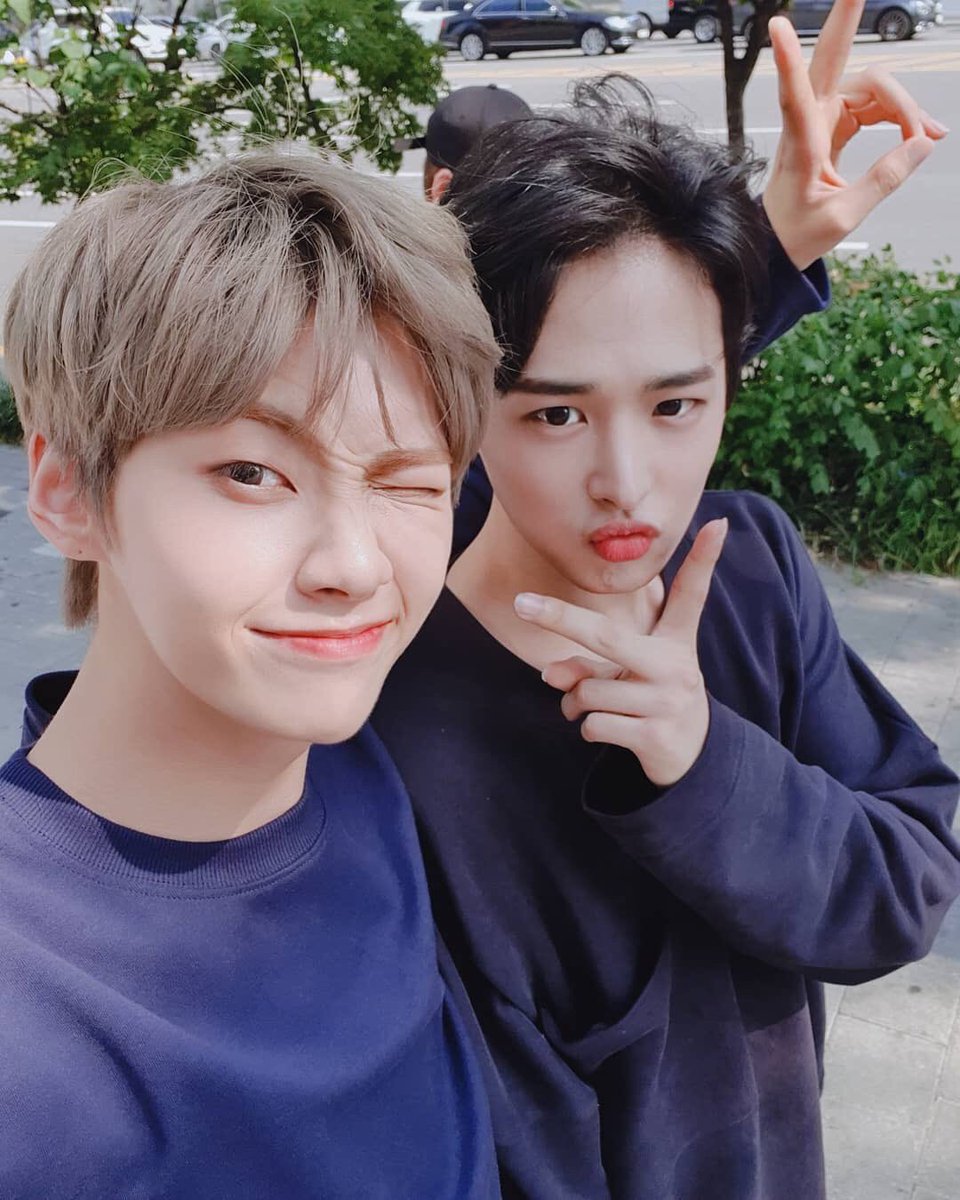 nanbar01's tweet photo. 서로나눠서윙크하는것두 진짜도른듯 존나귀여움 https://t.co/Uh0sFUGWr9