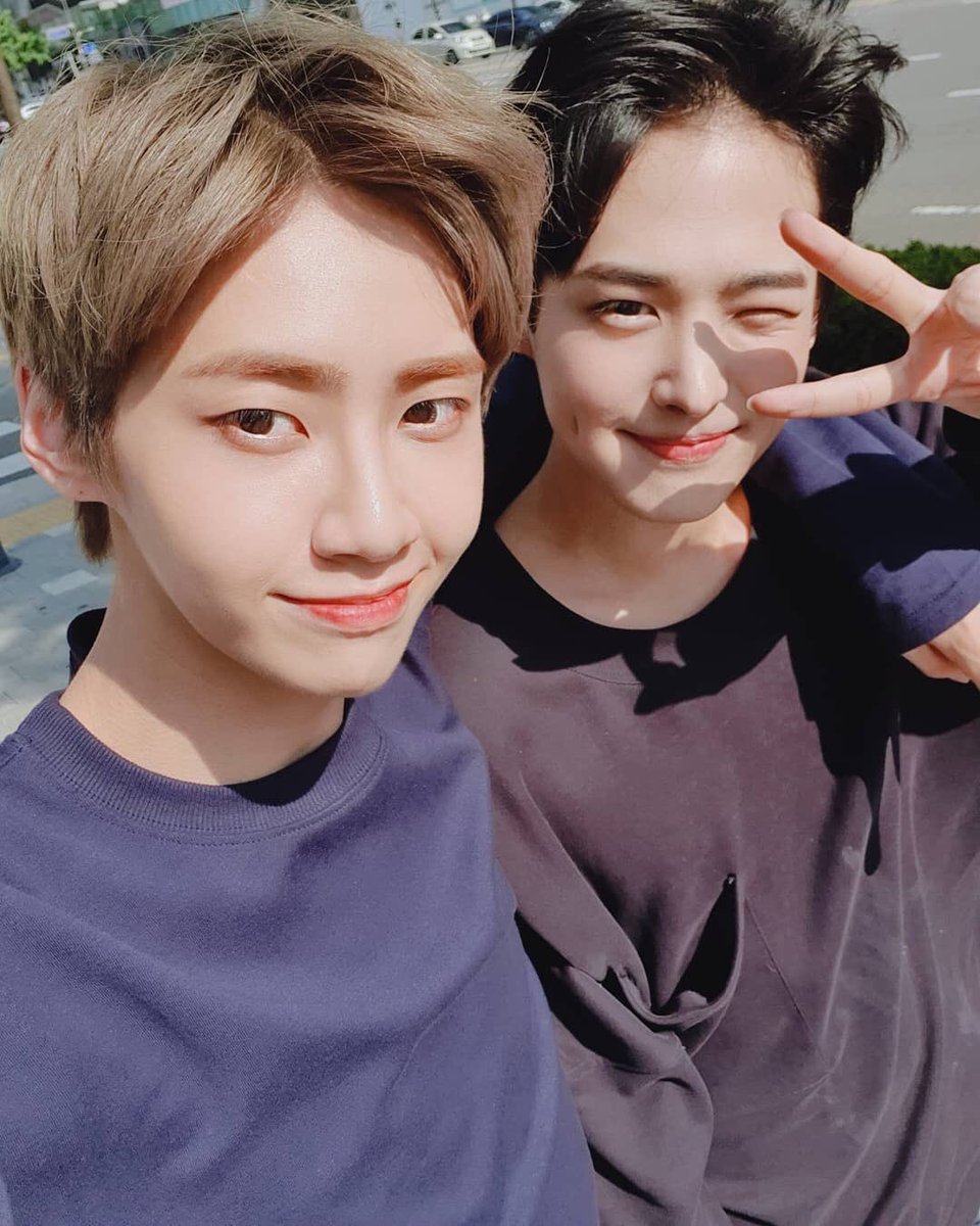 nanbar01's tweet photo. 서로나눠서윙크하는것두 진짜도른듯 존나귀여움 https://t.co/Uh0sFUGWr9