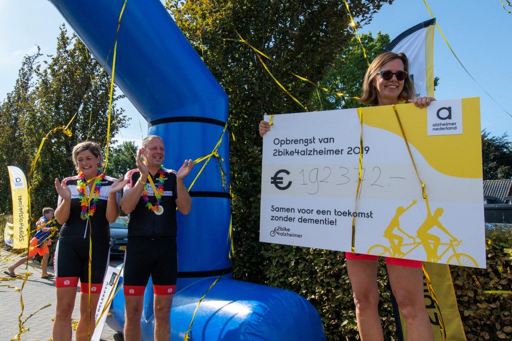 Warm onthaal fietsers 2bike4alzheimer in zorginstelling Pieter Pauw WAGENINGEN Zorgverleners en cliënten van verpleeg- en verzorgingshuis Pieter Pauw in Wageningen onthaalden in de nacht van zaterdag 21 september op zondag 22 september de fietsers... twib.in/l/jrB7j6xBBr9E