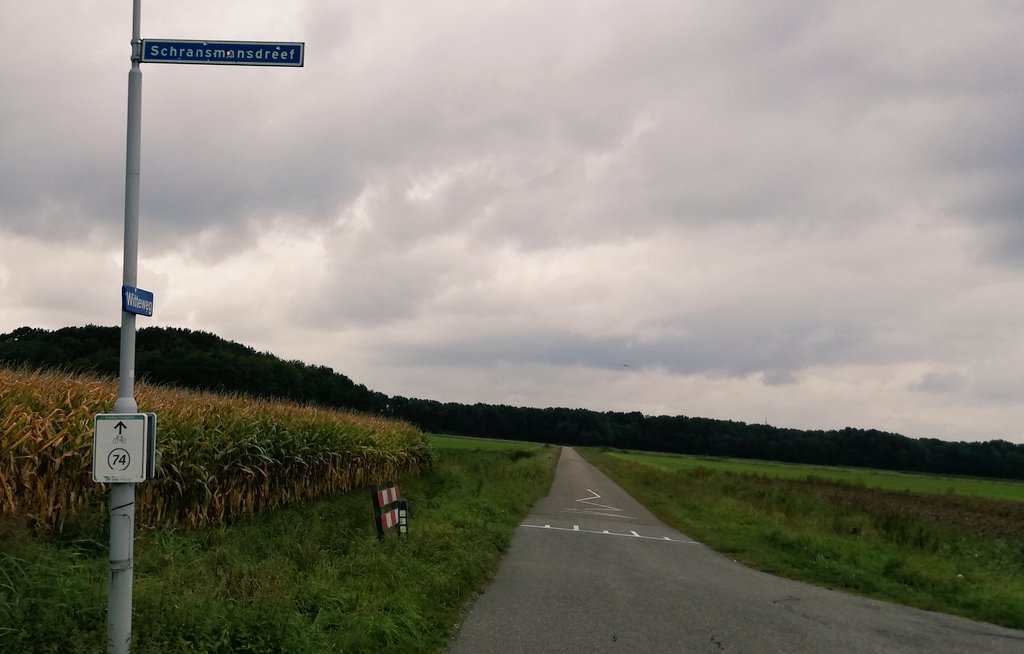 FanzineDeRat's tweet photo. Via de toepasselijke Schransmansdreef is uw Ratdacteur van dienst aangekomen op de #Schietberg in #Made, waar de andere helft zo aan zal sluiten voor de #fietscombi naar het #JanLouwers stadion voor het duel Jong FC #Eindhoven - Jong #NAC. #NACpraat #JongNAC #einNAC #ehvNAC https://t.co/ICgORkQK7j
