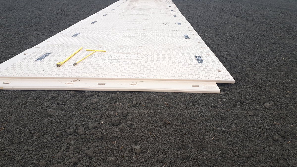 SimonHoekstra's tweet photo. En dan heb ik ineens de langste HDPE-bouwweg op het Europese vaste land 😀 #primeur #innovatie #duurzaam #zonderfundering #Ferex #windpark #madeintheUSA https://t.co/TgjJGcCLeW