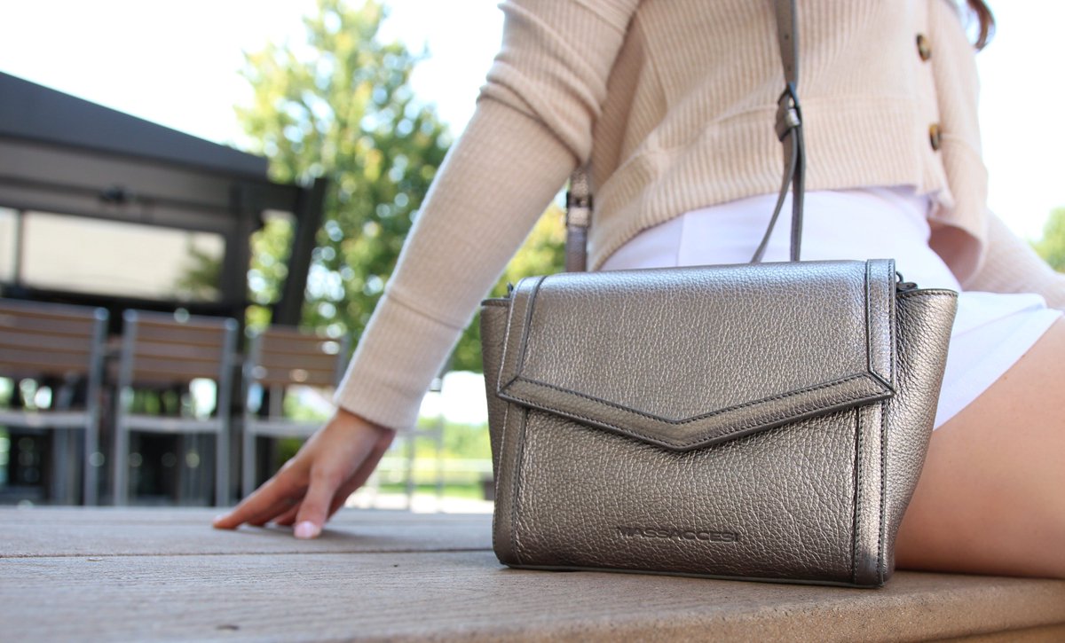 MM Mini Zhoe in titanium Metallic calf.
Available on: marcomassaccesi.it