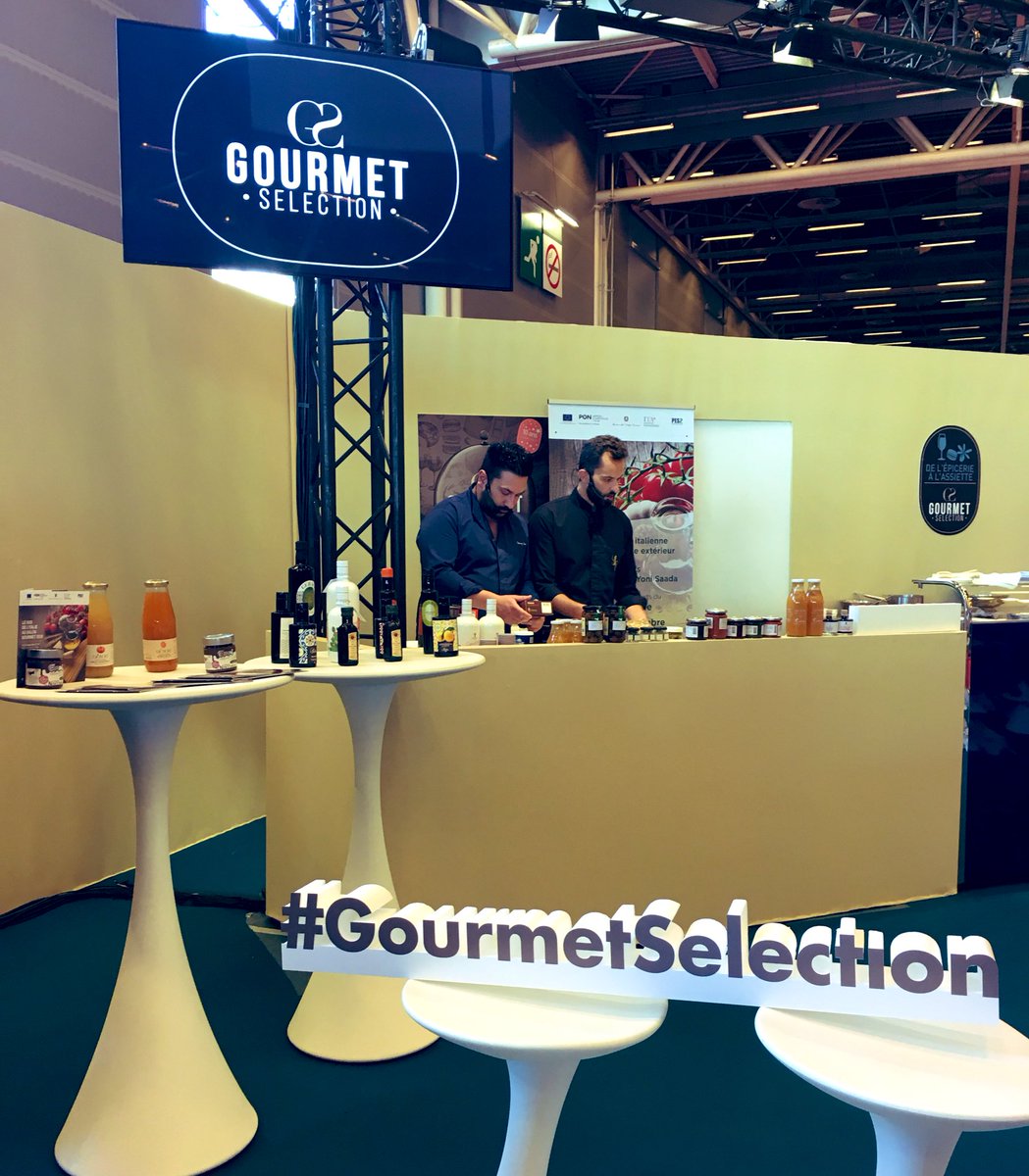 L’Italie à l’honneur jusqu’à 15h avec chef <a href="/DennyImbroisi/">Denny Imbroisi</a> et <a href="/yonisaada/">Yoni Saada</a> dans l’espace de l’épicerie à l’assiette  ! #gourmetselection #epiceriefine #italie 
#gourmet #comexposium #épiciersfins #producteurs #qualité #artisans