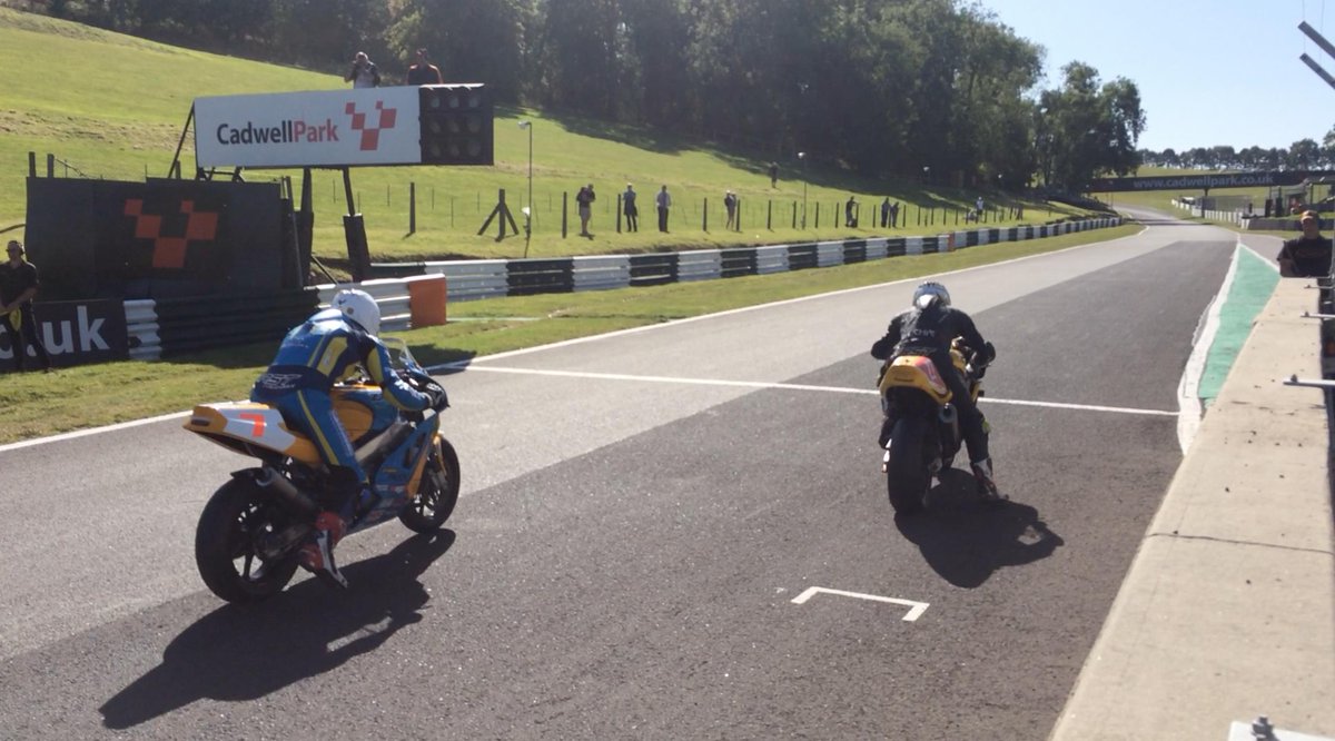 TeamSeventyOne's tweet photo. Witnessed some awesome racing between two classic #kawasaki #ZX7R 's over the weekend @CadwellPark in sunny Lincolnshire with lap records broken. Well done @RitchieT_71 and @CraigNeve4 #FasterAndFaster #superbikes #onit https://t.co/aKnVyFwDHa