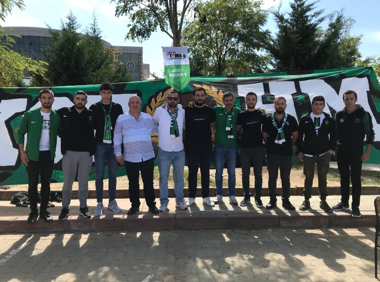unihodrimeydan's tweet photo. Üniversitemizde, Kulüp Tanıtım Günleri'nin başlamış olması nedeniyle standımızı açmış bulunmaktayız. Bugün ziyaretimize gelen Hodri Meydan Taraftarlar Derneği yönetimine teşekkür eder, standımıza herkesi bekleriz.
#KOUHM #UNIHM https://t.co/Uq2h3EGZ8B