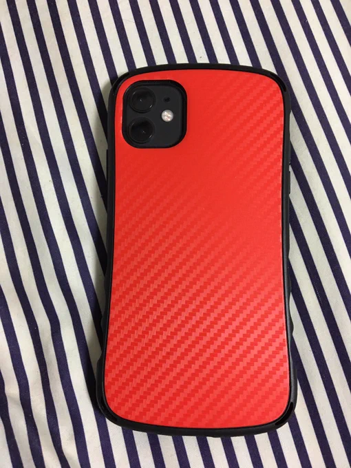 iPhone11のケース、「とりあえず赤買お〜っと」みたいに選んだけど、よく見たらデッドプールみたいでカッコいいなコイツ。 