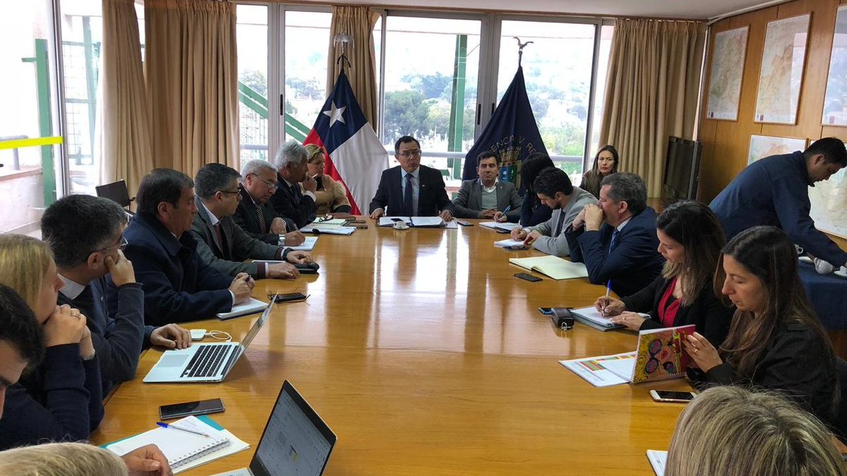 MOPValparaiso's tweet photo. Seremi @Raul_Fuhrer participando de Mesa Hídrica Intersectorial presidida por el Intendente Regional, trabajo en equipo para coordinar las medidas que se tomarán a partir del 26 de septiembre cuando comience a regir el decreto de Zona de Catástrofe en la región. https://t.co/TJLtrx2TMc