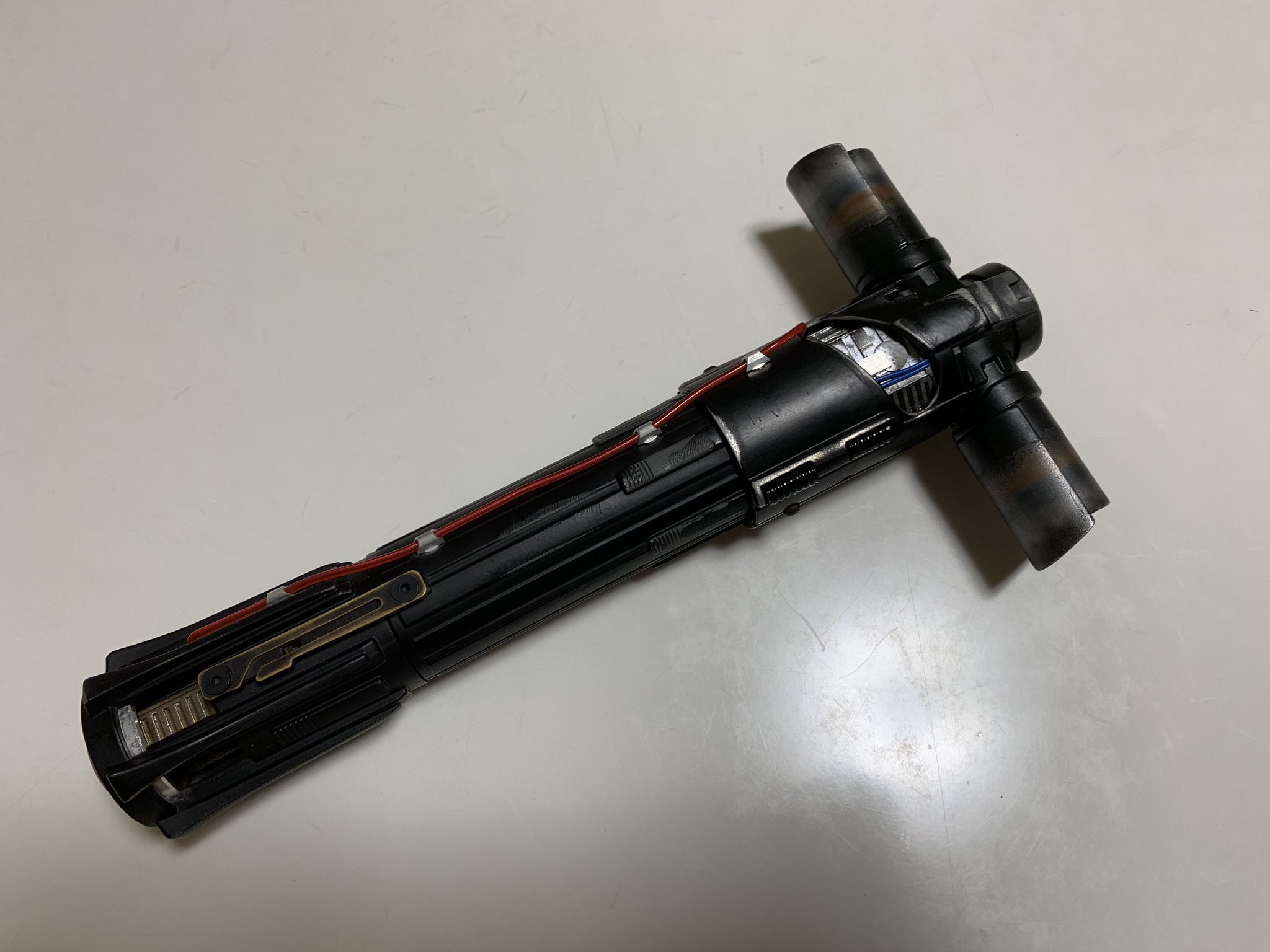 光剣士ハネウマ ライトセーバー紹介 Kylo Ren Crossguard カイロレンのライトセーバー 基板はproffie とあるセーバースミスさんに作って頂いた傑作 Neopixelのおかげで 劇中に忠実 ブレードもシリコンで加工して頂いた スターウォーズ