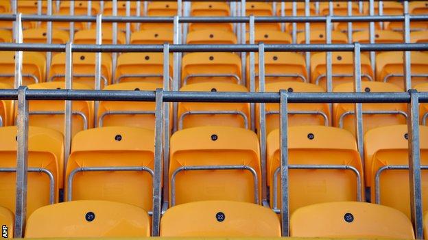 Man United to look at potential rail seating trial at Old Trafford bbc.co.uk/sport/football… #safestanding
