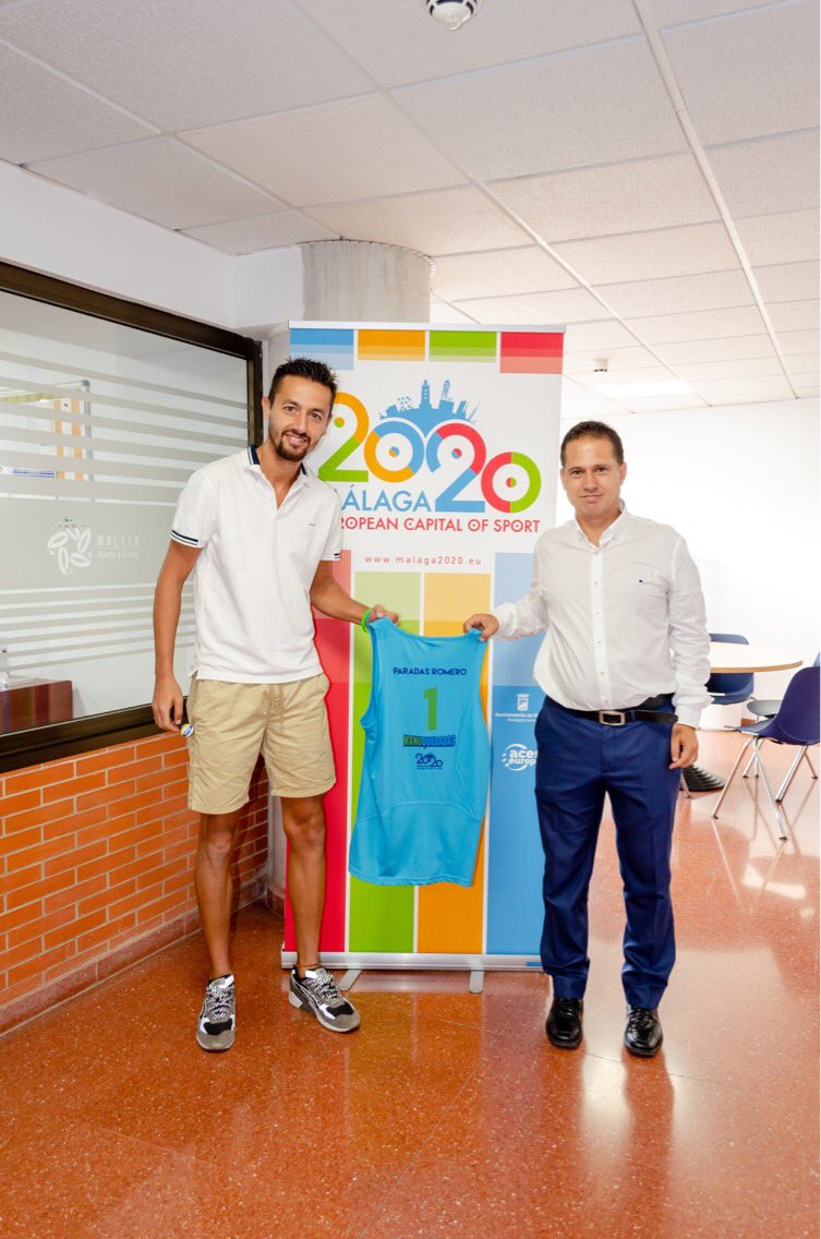 Visita de Manuel Quesada Jiménez, jugador de Voley Playa del grupo manuquedadas de Málaga, son unos 80 jugadores . Gracias por lucir nuestro logo Málaga 2020 capital europea del deporte como muchas personas que hacéis cualquier actividad deportiva.