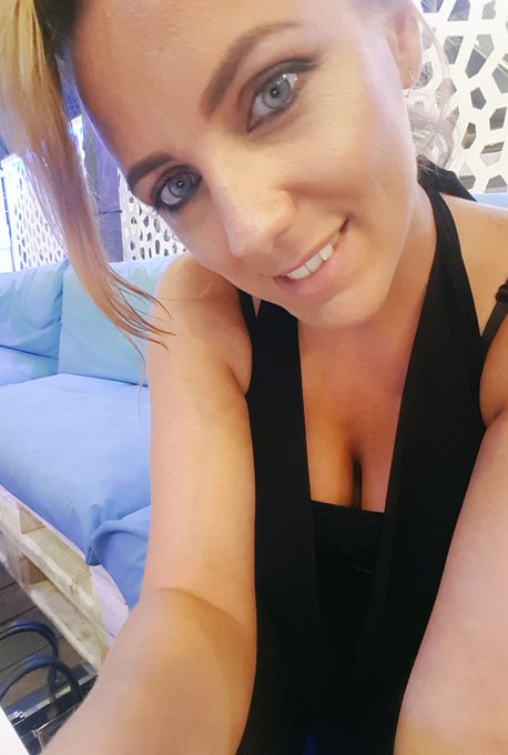 Bonne journ&eacute;e mes ch&eacute;ris !   Vous faites quoi de beau en ce lundi ?  #kisses #LoveMyFans https://t.c<a href="/tag/kisses"class="tags"><span>#kisses</span></a><a href="/tag/lovemyfans"class="tags"><span>#lovemyfans</span></a>