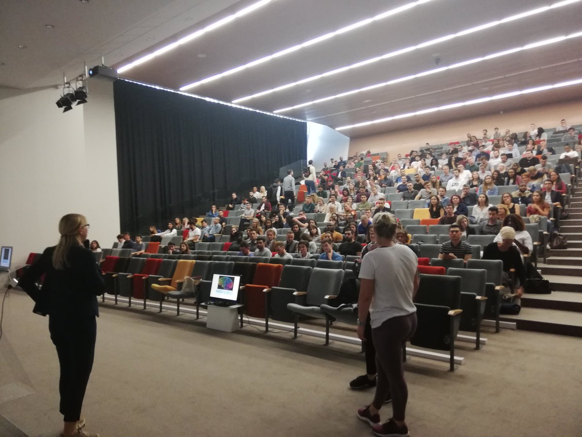 lassalle_f's tweet photo. #kedgebs rentrée #MSMSc amphi de préparation des alternants à Bordeaux: team-building avec ateliers HAKA ou Mindfulness... Le corps et l'esprit tout à tour en action ! 😅 https://t.co/7W2gje7223