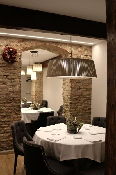 SPENDINmagazine's tweet photo. El restaurante @ZaragozaZoca es la nueva manera de viajar a pie de calle, concretamente, en la calle Santa Cruz, donde al entrar nos trasladamos a lo más profundo de las zocas, o raíces, de las tierras aragonesas 🔝😋
👉 https://t.co/Z2aykwwcpw
#SPENDIN #CityGuides https://t.co/SVpJMezrcd