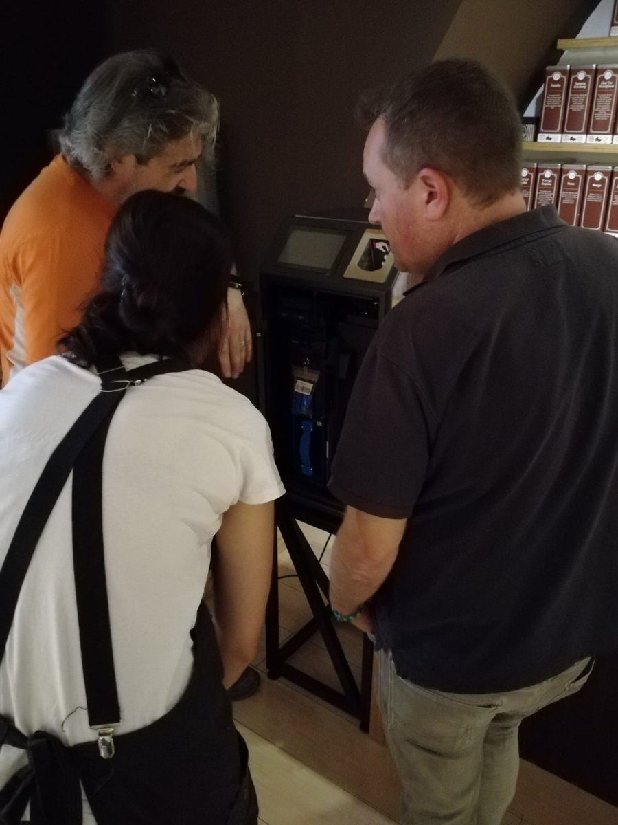 binsoft_ca's tweet photo. Una instal·lació d'un sistema de cobrament #CASHDRO3 sempre va acompanyada d'una bona #formaciò La formació és imprescindible per a una bona gestió posterior i per a treure el màxim rendiment al dispositiu https://t.co/jGqBLIY65z